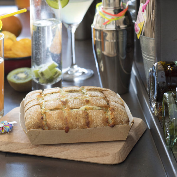 Cocktails with cheese bread