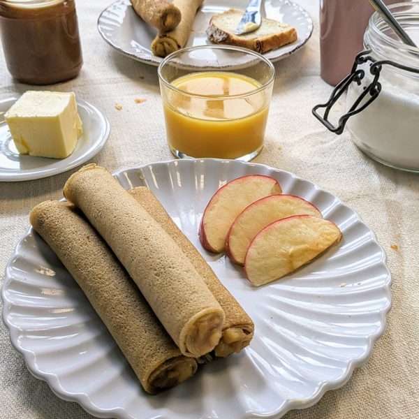 Breakfast and apple and caramel crêpes